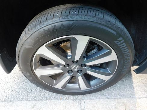 Used 2025 Honda Pilot Touring image 8