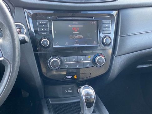 Used 2019 Nissan Rogue S image 8