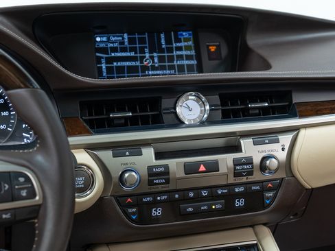 Used 2016 Lexus ES 350 w/ Luxury Package w/Wood Trim image 19