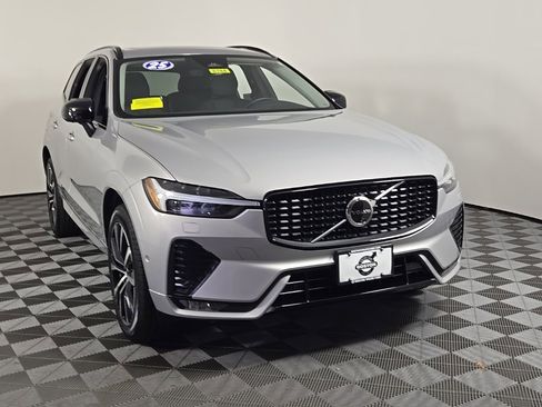 Certified 2025 Volvo XC60 B5 Plus image 3