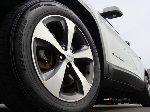 Used 2021 Jeep Cherokee Limited image 10