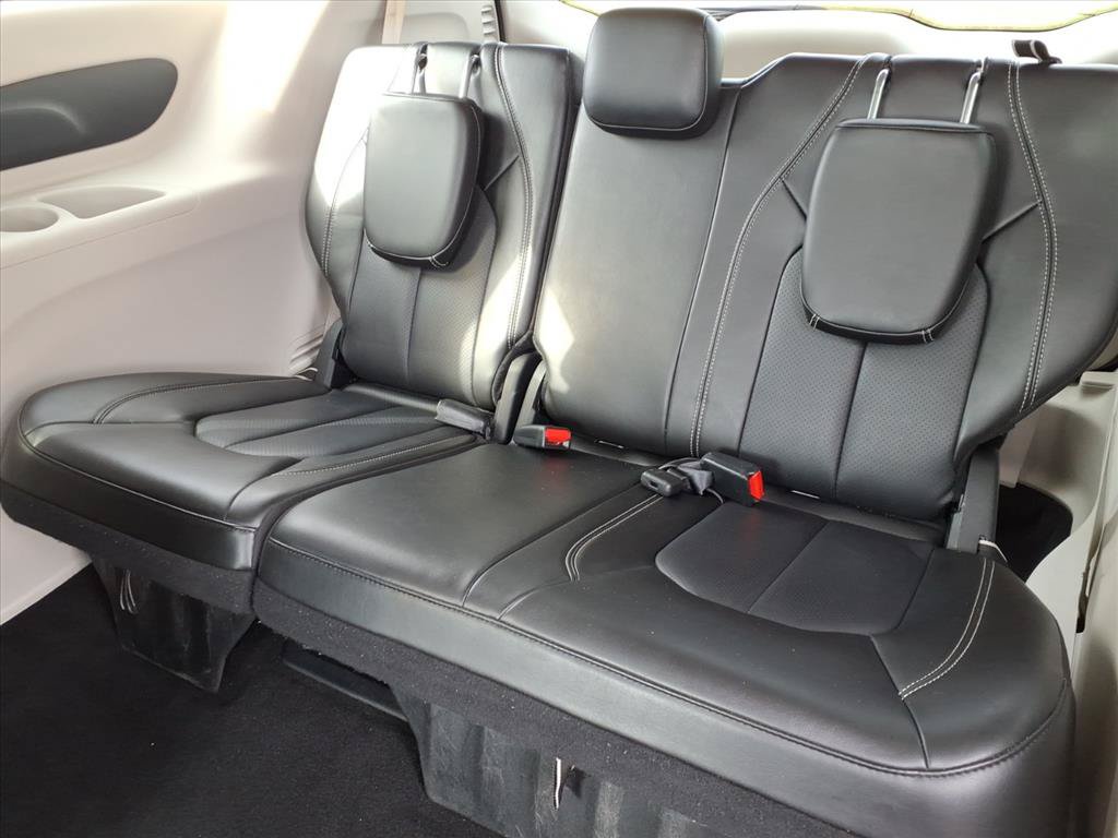 Used 2023 Chrysler Pacifica Touring-L FWD image 25