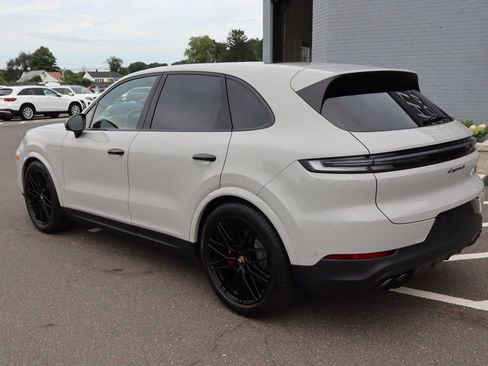 Used 2024 Porsche Cayenne S AWD/4WD image 8