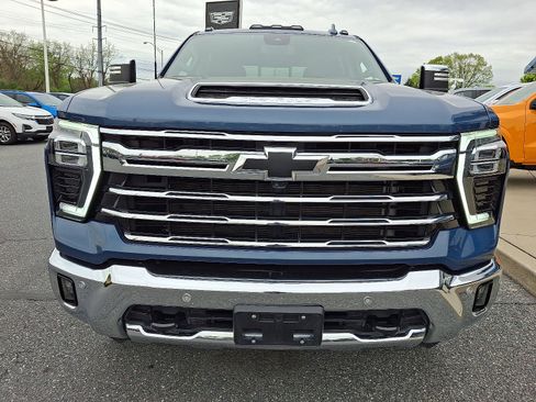 Used 2024 Chevrolet Silverado 2500 LTZ w/ LTZ Convenience Package AWD/4WD image 2
