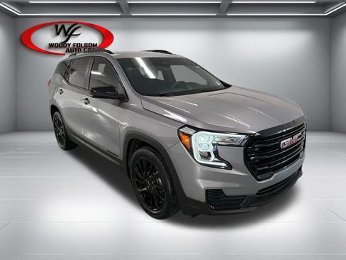 Used 2024 GMC Terrain SLE w/ Driver Convenience Package FWD image 3