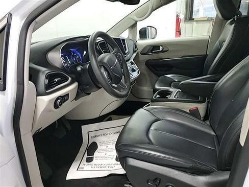 Used 2023 Chrysler Pacifica Touring-L image 3