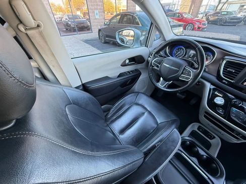 Used 2019 Chrysler Pacifica Touring-L image 48