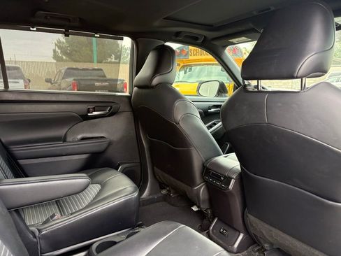 Used 2021 Toyota Highlander XSE FWD image 7