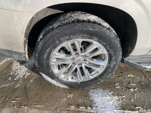 Used 2022 GMC Yukon XL SLT w/ SLT Premium Package image 16