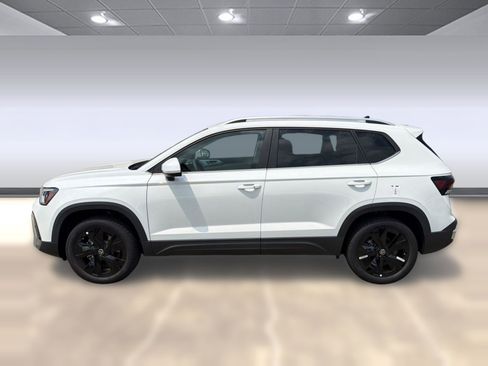 New 2026 Volkswagen Taos SE FWD image 2