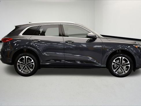 Certified 2025 Audi Q5 Premium w/ Convenience Package AWD/4WD image 6