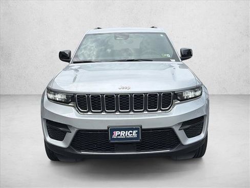 Used 2024 Jeep Grand Cherokee Laredo w/ Luxury Tech Group I AWD/4WD image 2