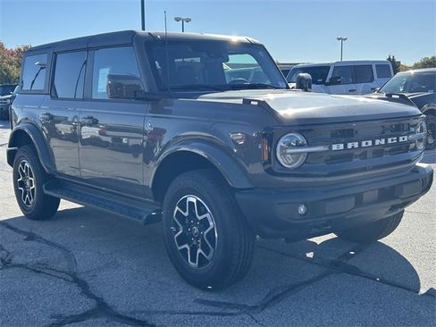 New 2025 Ford Bronco Outer Banks image 2