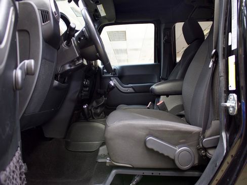 Used 2018 Jeep Wrangler Unlimited Sport w/ Connectivity Group image 29