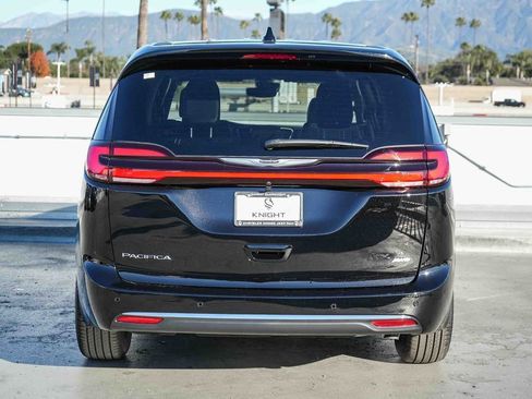 New 2026 Chrysler Pacifica Select image 8