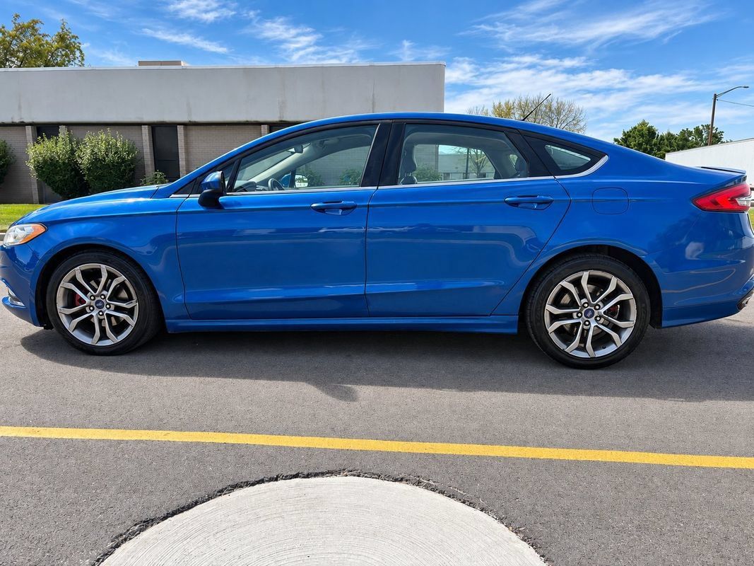 Used 2017 Ford Fusion SE w/ Equipment Group 201A AWD/4WD image 2