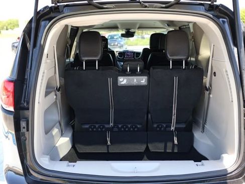 Used 2019 Chrysler Pacifica Touring-L Plus w/ Advanced Safetytec Group FWD image 8