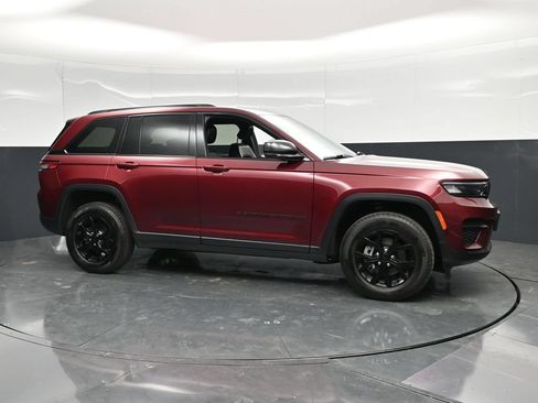 Used 2025 Jeep Grand Cherokee Altitude AWD/4WD image 4