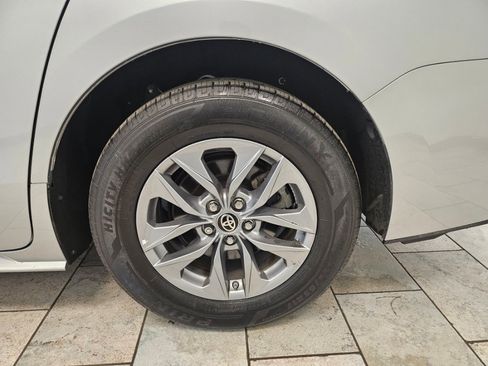 Used 2021 Toyota Sienna XLE image 9