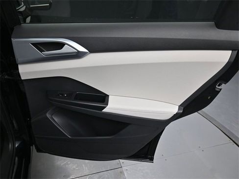 Certified 2025 Volkswagen Taos SE w/ Panoramic Sunroof Package image 33
