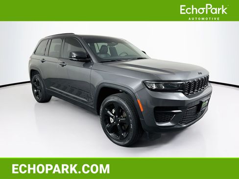 Used 2025 Jeep Grand Cherokee Altitude AWD/4WD image 1