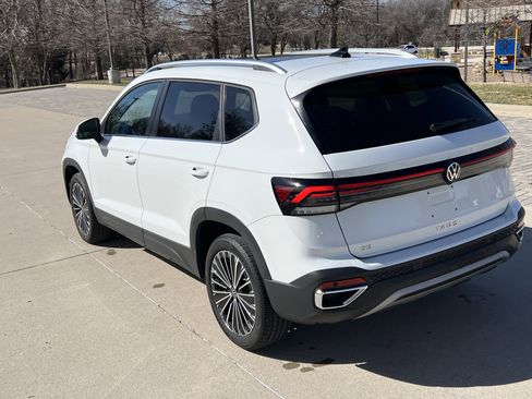 Certified 2025 Volkswagen Taos SE w/ Panoramic Sunroof Package FWD image 8