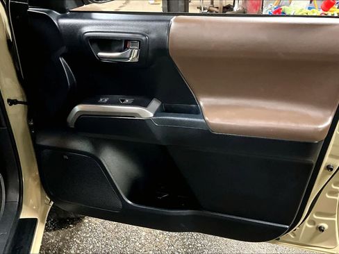 Used 2016 Toyota Tacoma Limited w/ Towing Package image 22