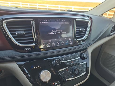 Used 2020 Chrysler Pacifica Limited image 22