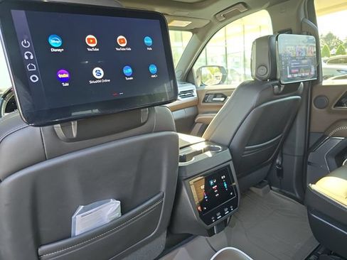 Used 2025 GMC Yukon XL Denali Ultimate w/ LPO, Illumination Package AWD/4WD image 17