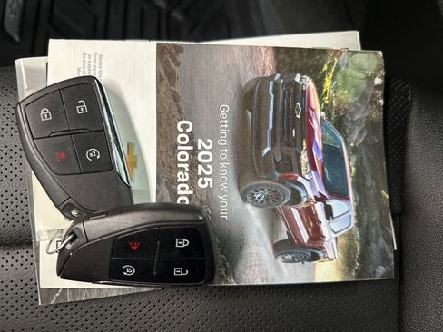 Used 2025 Chevrolet Colorado Z71 w/ Technology Package AWD/4WD image 36