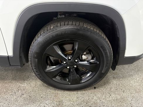 Used 2019 Jeep Cherokee Latitude Plus AWD/4WD image 23