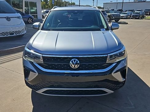 Used 2024 Volkswagen Taos SE image 2