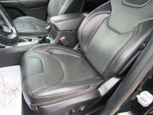 Used 2021 Jeep Cherokee Trailhawk AWD/4WD image 10