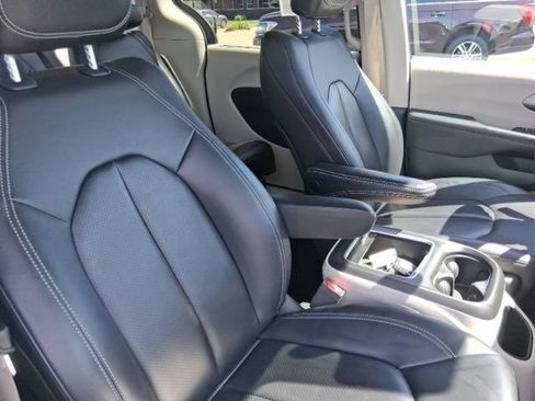 Used 2024 Chrysler Pacifica Touring-L FWD image 14