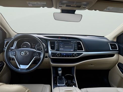 Used 2017 Toyota Highlander XLE FWD image 8