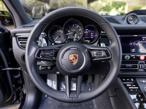 Certified 2025 Porsche Macan image 32