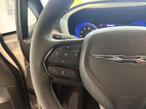 Used 2025 Chrysler Pacifica Limited image 11