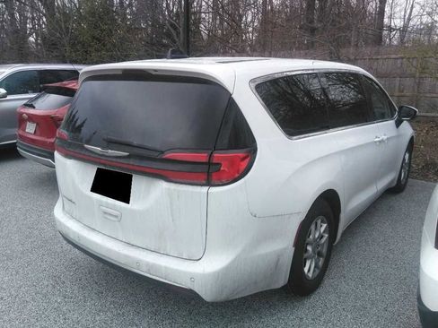 Used 2023 Chrysler Pacifica Touring-L image 4