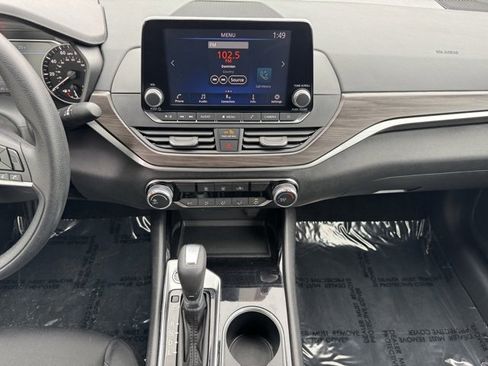 Used 2024 Nissan Altima 2.5 SV image 2