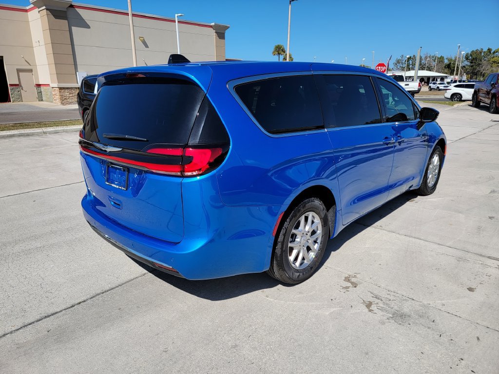 New 2026 Chrysler Pacifica Select FWD image 5