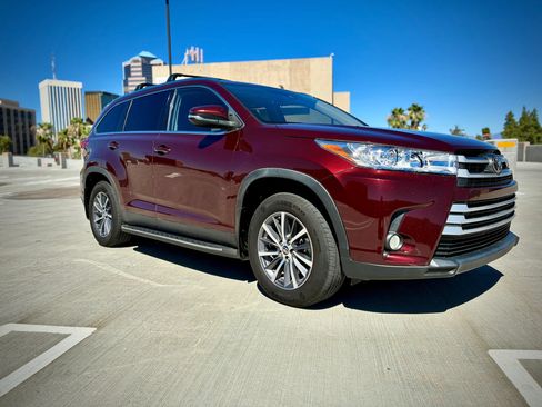 Used 2019 Toyota Highlander XLE FWD image 12