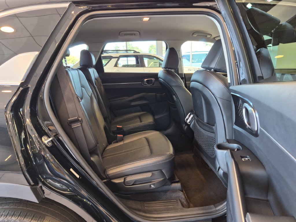 Used 2025 Kia Sorento EX AWD/4WD image 25
