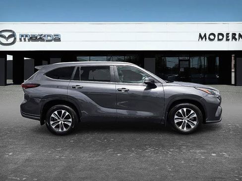 Used 2024 Toyota Highlander XLE AWD/4WD image 6