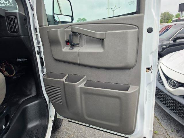 Used 2017 Chevrolet Express 2500 RWD image 21