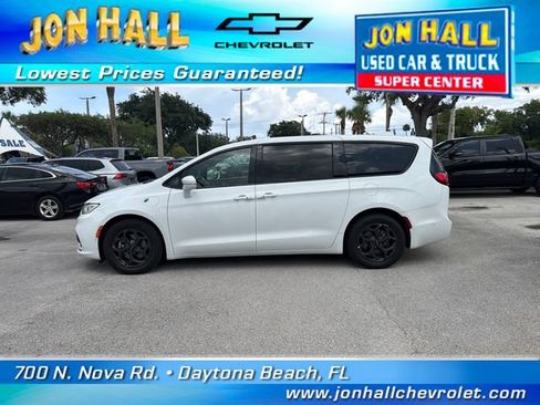 Used 2022 Chrysler Pacifica Touring-L w/ Uconnect Theater Family Group FWD image 4