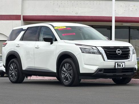 Used 2025 Nissan Pathfinder S AWD/4WD image 2