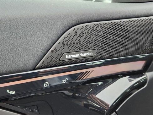 Used 2025 BMW i5 eDrive40i w/ Premium Package RWD image 33