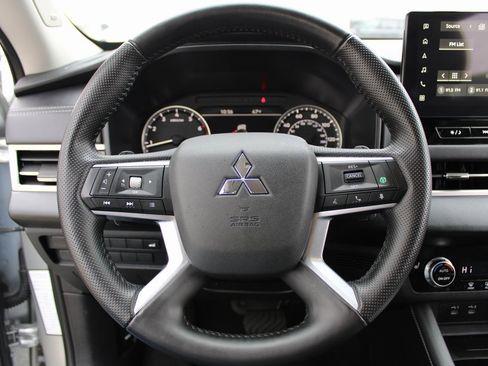 Used 2025 Mitsubishi Outlander SE image 11