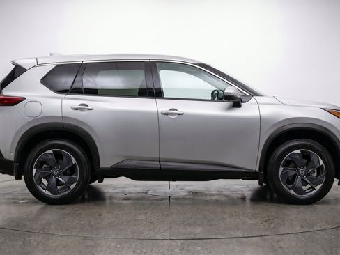 Used 2025 Nissan Rogue SV AWD/4WD image 11