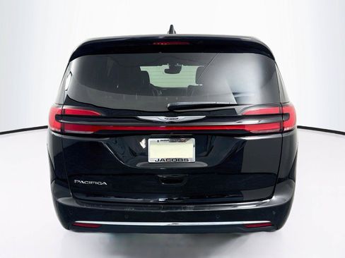 Used 2025 Chrysler Pacifica Select FWD image 4